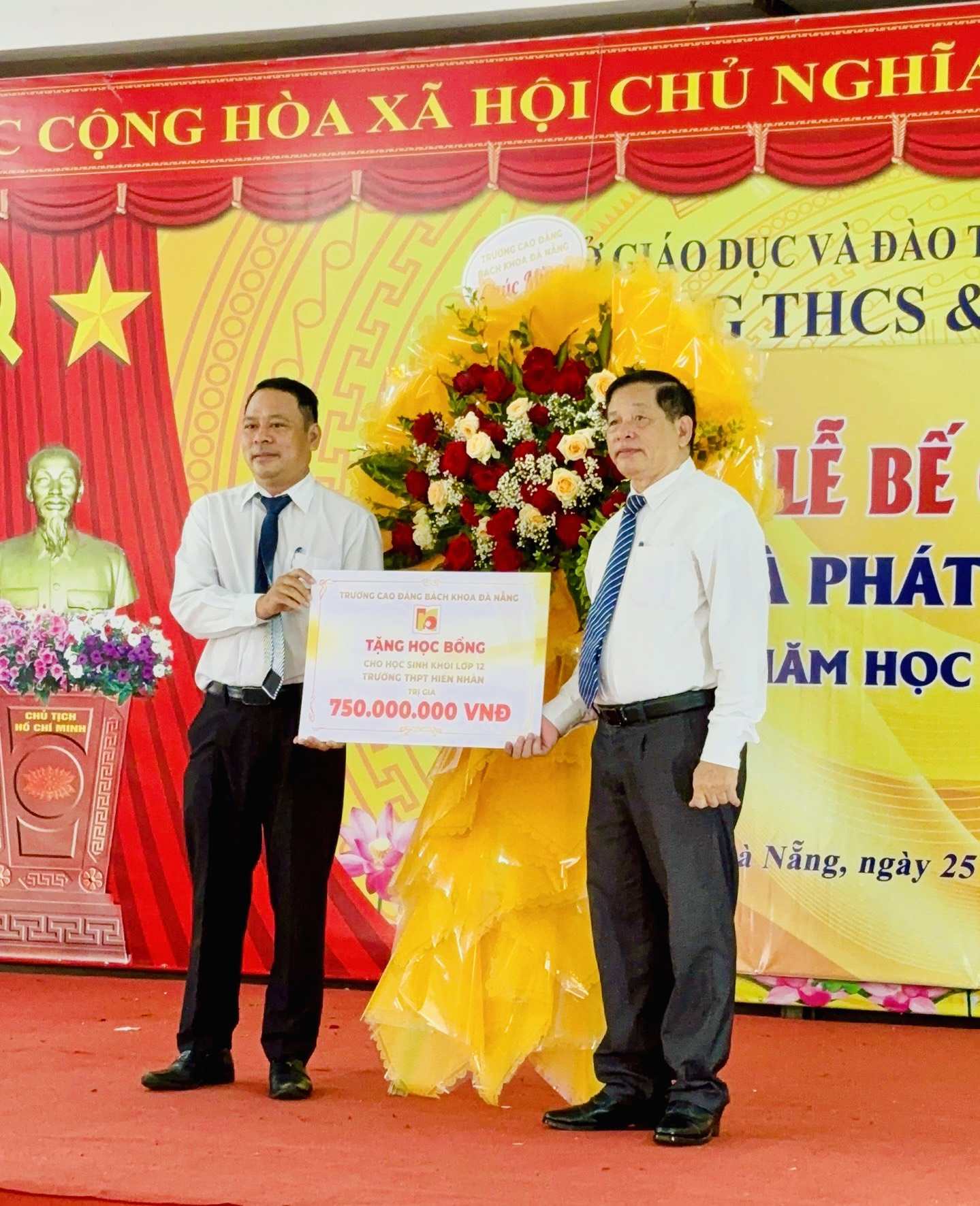 Trường CĐ Bách khoa Đà Nẵng trao tặng học bổng cho HS khối lớp 12 (2021-2024) Trường THCS & THPT Hiển Nhân